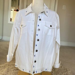 Denim & Co - White denim jacket w/ embroidery - size L